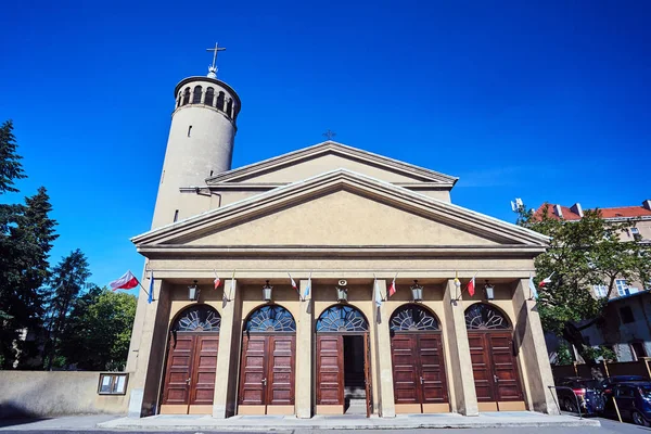 ポズナンのベルフィーを持つ歴史的なローマカトリック教会のファサード — ストック写真