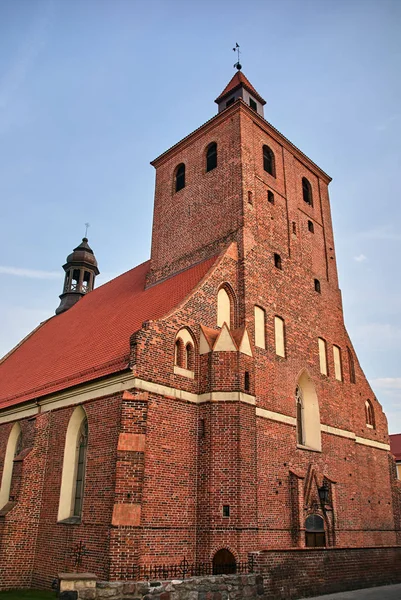 Fasada Gotyckiego Średniowiecznego Kościoła Katolickiego Dzwonnicą Grudziadz — Zdjęcie stockowe