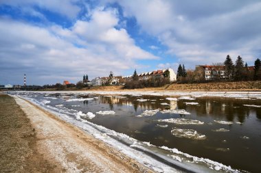 Poznan kışın Warta nehri üzerinde buz floe