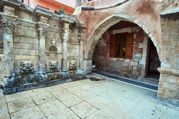 Ein Antiker Venezianischer Brunnen Der Stadt Rethymnon Auf Der Insel — Stockfoto