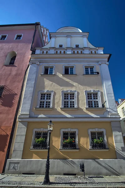 Ventanas Fachada Una Casa Histórica Poznan —  Fotos de Stock