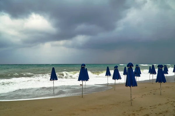 Зонты Кровати Пляже Штормовой День Острове Крит — стоковое фото