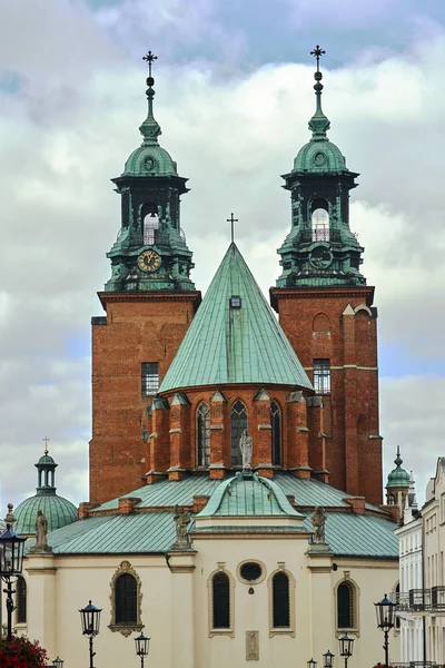 Gotycki Kościół Katedralny Wieżami Gnieźnie — Zdjęcie stockowe