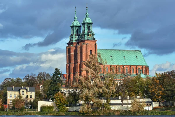 哥特式大教堂和湖在秋天在 Gniezno — 图库照片