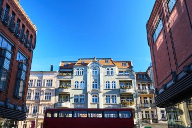 Poznan tarihi konutlar ile sokakta otobüs