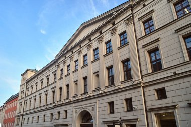 Poznan kentinde Dört taraflı kule ile neoklasik bir binanın cephe