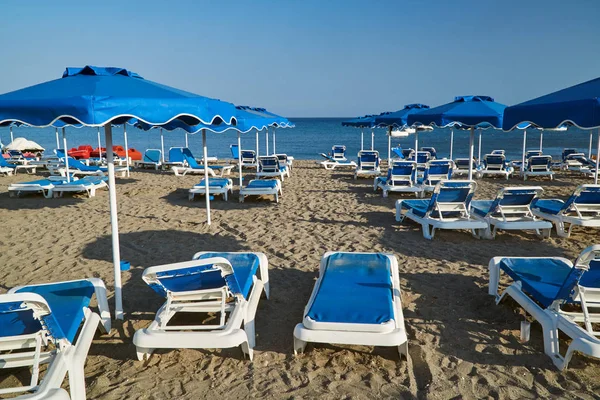 Parapluies Chaises Longues Sur Plage Sable Île Grecque Rhodes — Photo