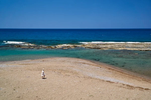 Dziewczyna Białej Sukni Kapelusz Skalistej Plaży Wyspie Rodos — Zdjęcie stockowe