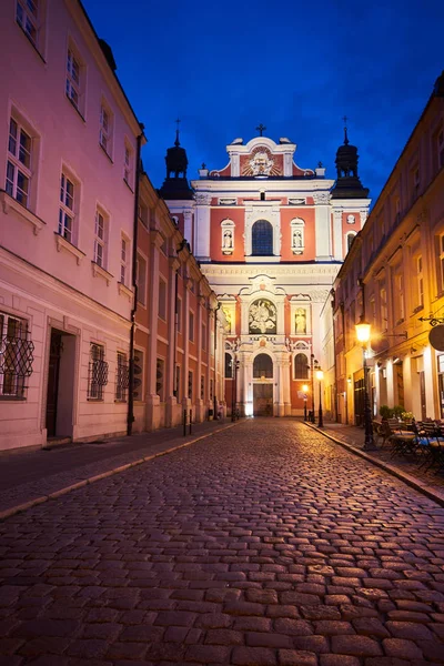 Rua Paralelepípedos Fachada Igreja Barroca Noite Poznan — Fotografia de Stock