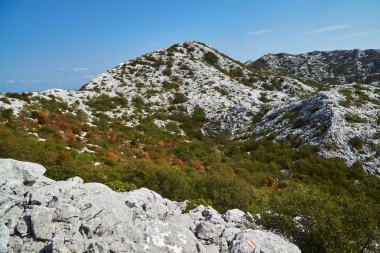 Kayalar ve Hırvatistan'daki Dinaric dağlarda Mosor massif Peaks'e
