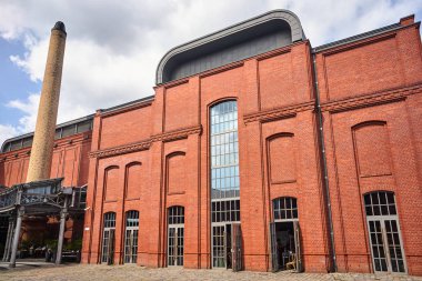 Poznan kentinde eski bir bira fabrikasının bir baca binalar
