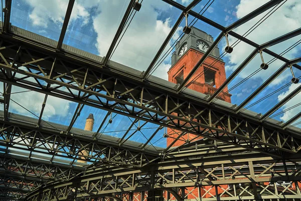 Klocktornet Och Metallstrukturen Glastaket Det Gamla Bryggeriet Poznan — Stockfoto