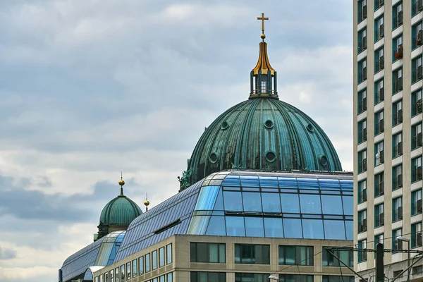 柏林市现代建筑和历史大教堂圆顶的碎片 — 图库照片