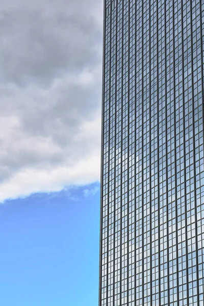 Fragment Van Glazen Gevel Van Een Moderne Wolkenkrabber Tegen Hemel — Stockfoto