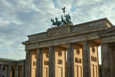 Berlin'de anıtsal Brandenburg Kapısı'nın tepesinde zafer victoria tanrıçası ile quadriga