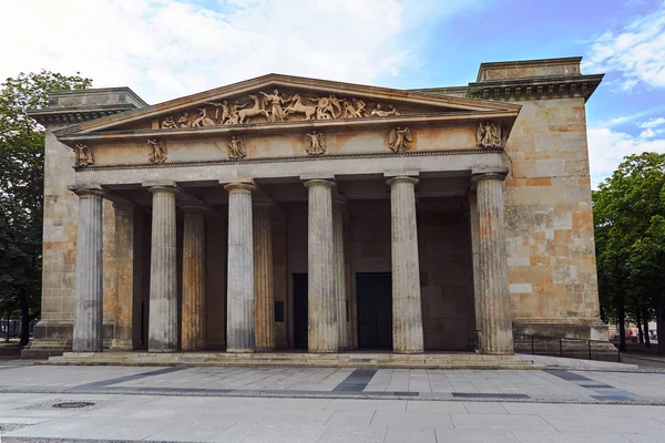 历史古典主义建筑新奥德瓦赫在柏林市 — 图库照片