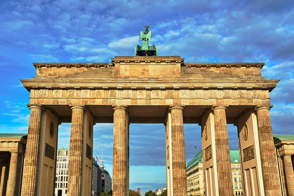 在柏林宏伟的勃兰登堡门顶上与胜利女神维多利亚 — 图库照片