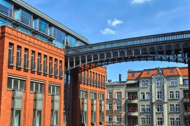 Poznan 'daki eski bir bira fabrikasında metal köprü ve kırmızı tuğla duvar.