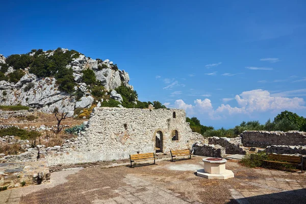 Felsen Und Ruinen Des Orthodoxen Klosters Panagia Skopiotissa Auf Der — Stockfoto