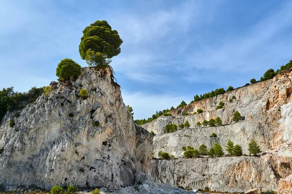 Yunanistan Zakynthos Adasında Terk Edilmiş Bir Taş Ocağında Kayalar Ağaçlar — Stok fotoğraf