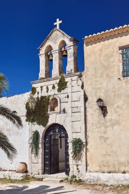 Yunanistan'ın Zakynthos adasında St Nicholas manastırı George Kremnon çan kulesi ile kapı