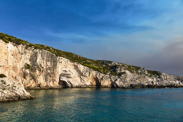 Penhasco Pedra Com Cavernas Ilha Zakynthos Grécia — Fotografia de Stock