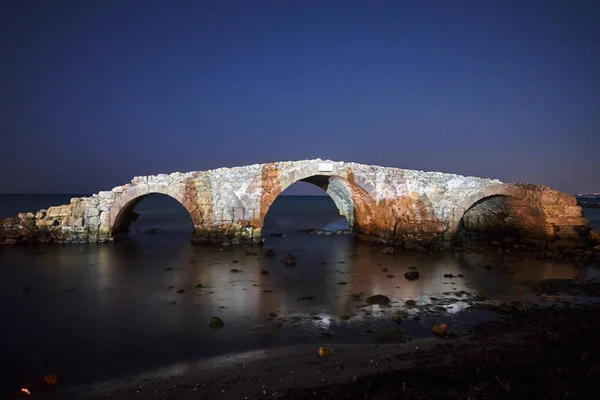 Die Ruinen Einer Steinernen Historischen Brücke Der Nacht Der Küste — Stockfoto