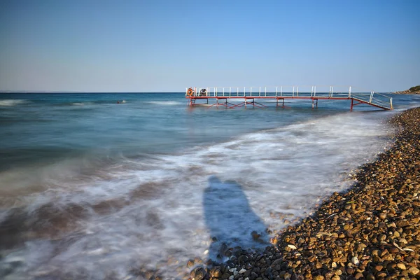 Dřevěné Molo Skalnaté Pláži Pobřeží Ostrova Zakynthos Řecku — Stock fotografie