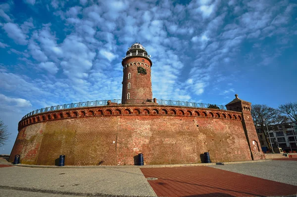 Kolobrzeg kentinde liman girişinde kırmızı tuğla deniz feneri