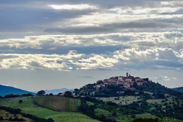 Widok Wzgórze Domami Dzwonnicą Miasta Montanio Toskanii — Zdjęcie stockowe