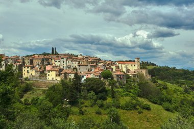 Tuscany 'deki Scansano şehrinin çan kulesi ve evleri olan tepenin manzarası.