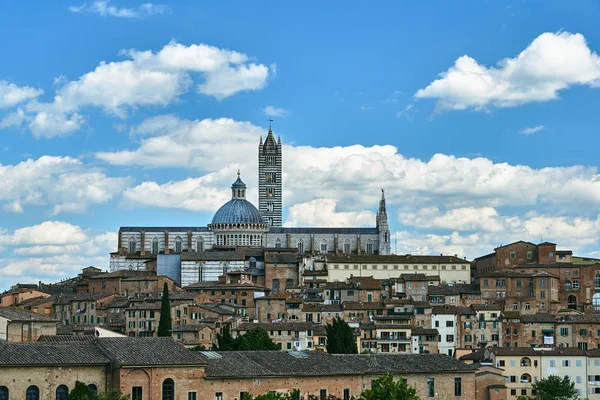 イタリアのシエナにある中世の大聖堂の歴史的家屋と鐘楼とドーム — ストック写真