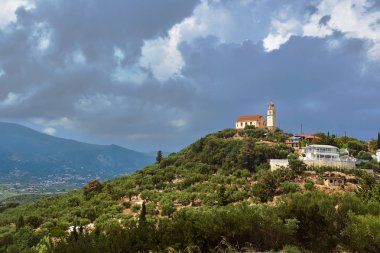 Yunanistan 'ın Zakynthos adasındaki tepenin üstünde çan kulesi olan Ortodoks Kilisesi