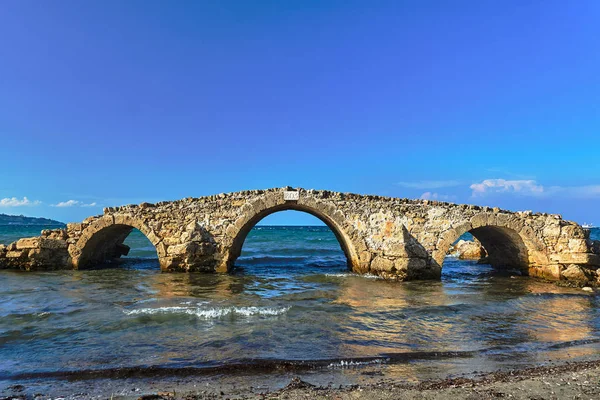 Ruiny Kamiennego Historycznego Mostu Wybrzeżu Wyspy Zakynthos Grecji — Zdjęcie stockowe