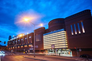Poznan 'da gece boyunca eski bira fabrikasının trafiği ve binaları