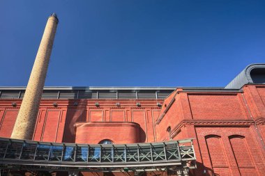 Poznan kentinde eski bir bira fabrikasının bir baca binalar
