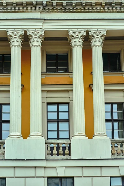 Ett Fragment Fasaden Historisk Byggnad Med Korintiska Kolonner Poznan — Stockfoto