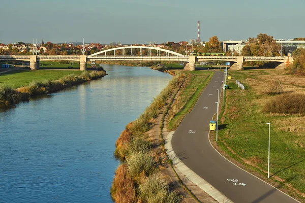 Poznan Şehrindeki Warta Nehri Üzerinde Bisiklet Yolu Çelik Köprü — Stok fotoğraf