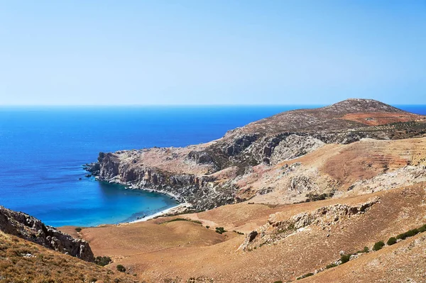 Malá Písečná Pláž Skalnatém Pobřeží Středozemního Moře Ostrově Kréta — Stock fotografie