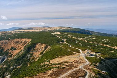 Polonya 'daki dev dağlarda bir dağ sırtı üzerinde bir barınak ve yollar.