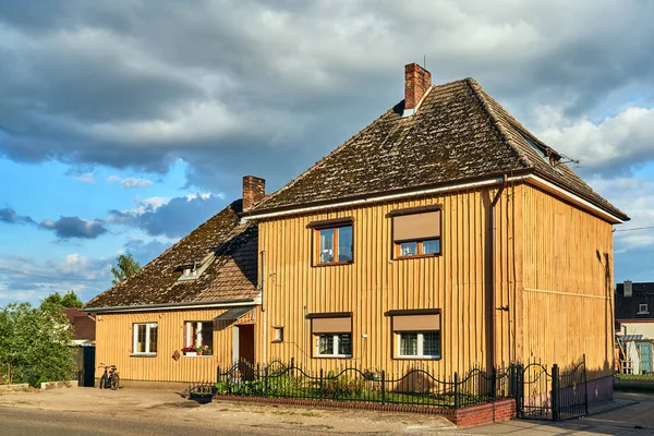 ポーランドの田舎にある歴史的な木造住宅 — ストック写真
