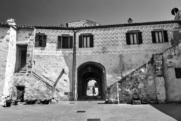 Πέτρινες Σκάλες Και Πύλη Ενός Ιστορικού Κτιρίου Στην Πόλη Sorano — Φωτογραφία Αρχείου