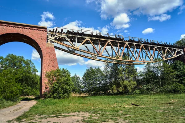 Metallkonstruktion Eines Zerstörten Eisenbahnviadukts Polen Gegen Den Himmel — Stockfoto