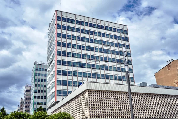 Poznan 'ın merkezinde cam ve alüminyumdan yapılmış bir dizi modern yüksek katlı bina.