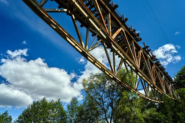 Металлическое Строительство Разрушенного Железнодорожного Виадука Против Неба Польше — стоковое фото