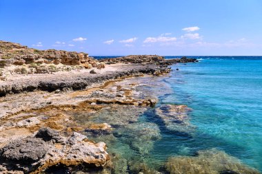Yunanistan 'ın Zakynthos adasının kıyısındaki kayalar ve kayalar