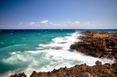 Yunanistan 'ın Zakynthos adasının kıyısındaki kayalar ve kayalar