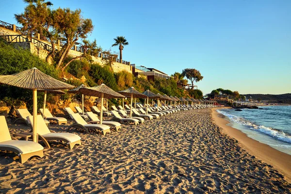 Tumbonas Vacías Sombrillas Una Playa Arena Esperando Los Turistas Isla — Foto de Stock