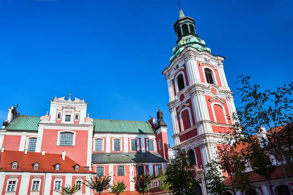 Fasad Den Barockkatolska Kyrkan Med Klockstapel Poznan — Stockfoto