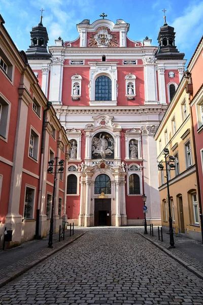 Facciata Della Chiesa Barocca Decorata Con Colonne Statue Poznan — Foto Stock